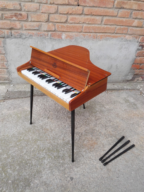 piano juguete infantil 2alturas madera metal 37-54x53.5x51 1u